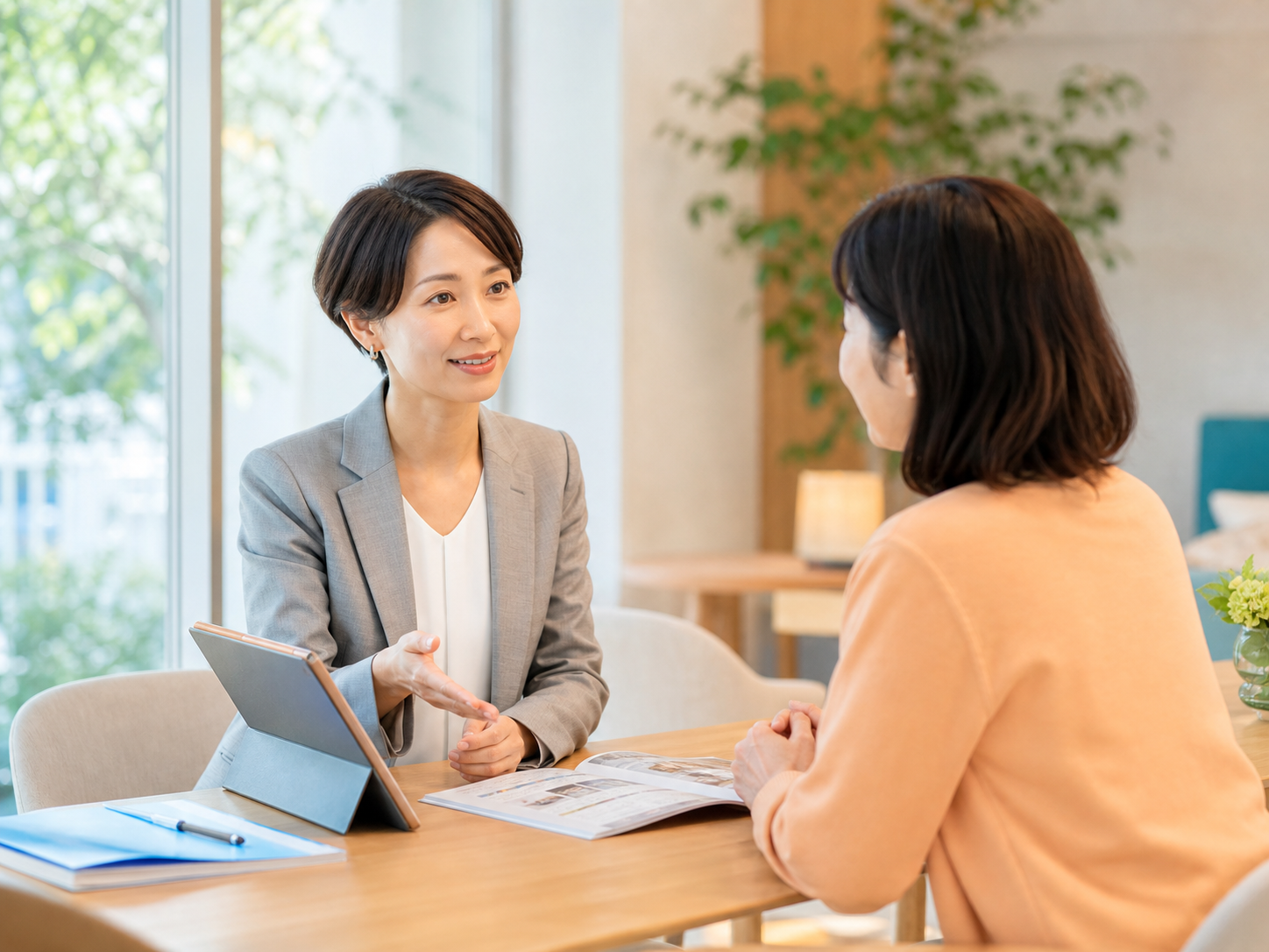 相談員と相談者が面談している様子